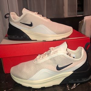 NIKE Air Max Motion 2